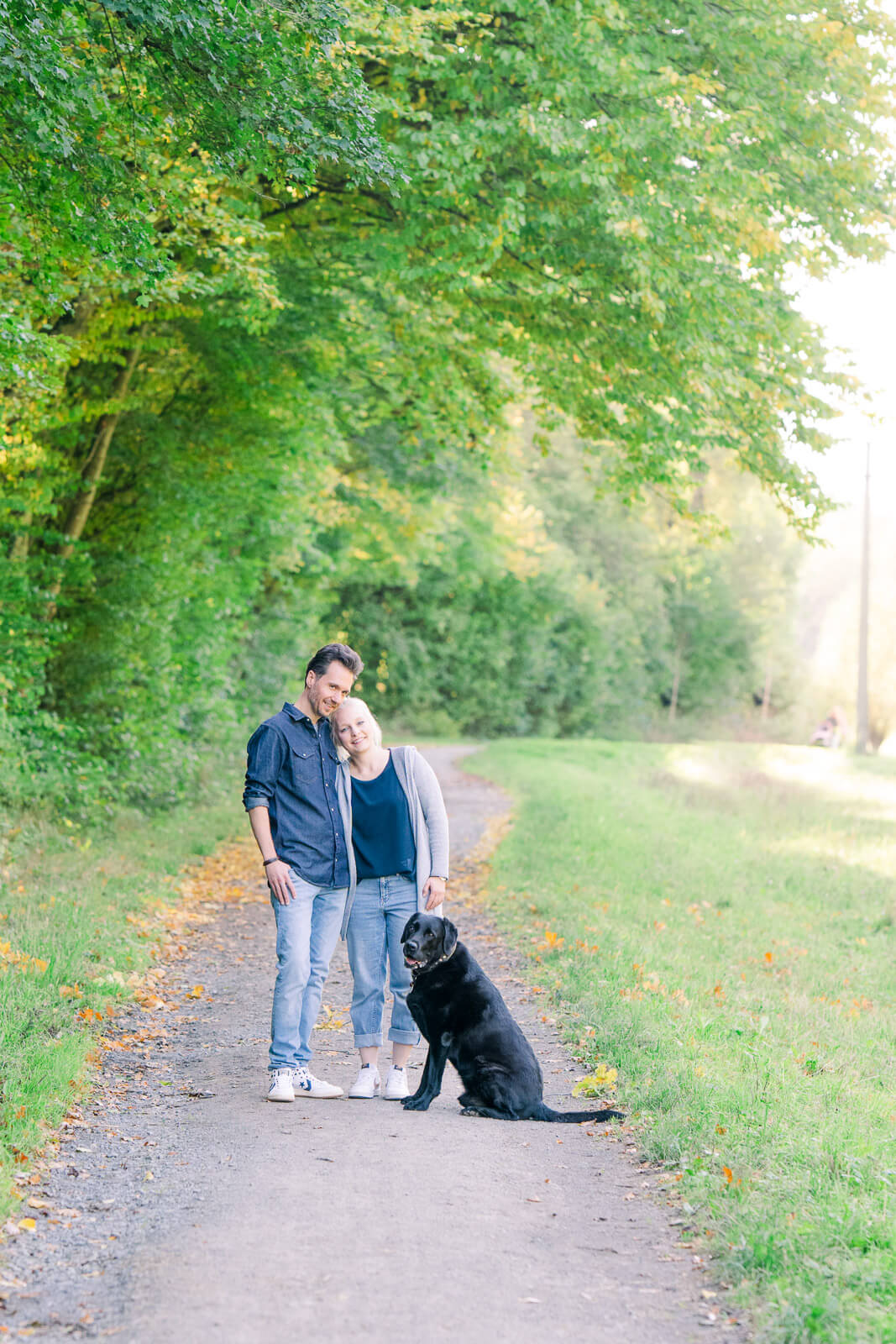 Paar mit Labrador Retriever - Hundefotoshooting