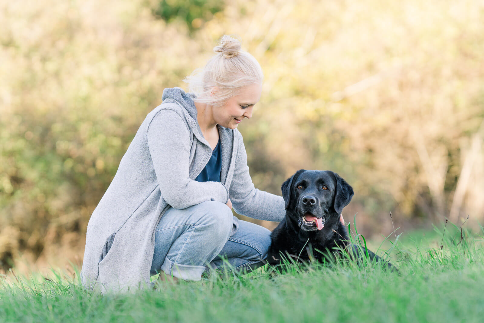 Hundefotografie - glücklicher Hund mit Frauchen