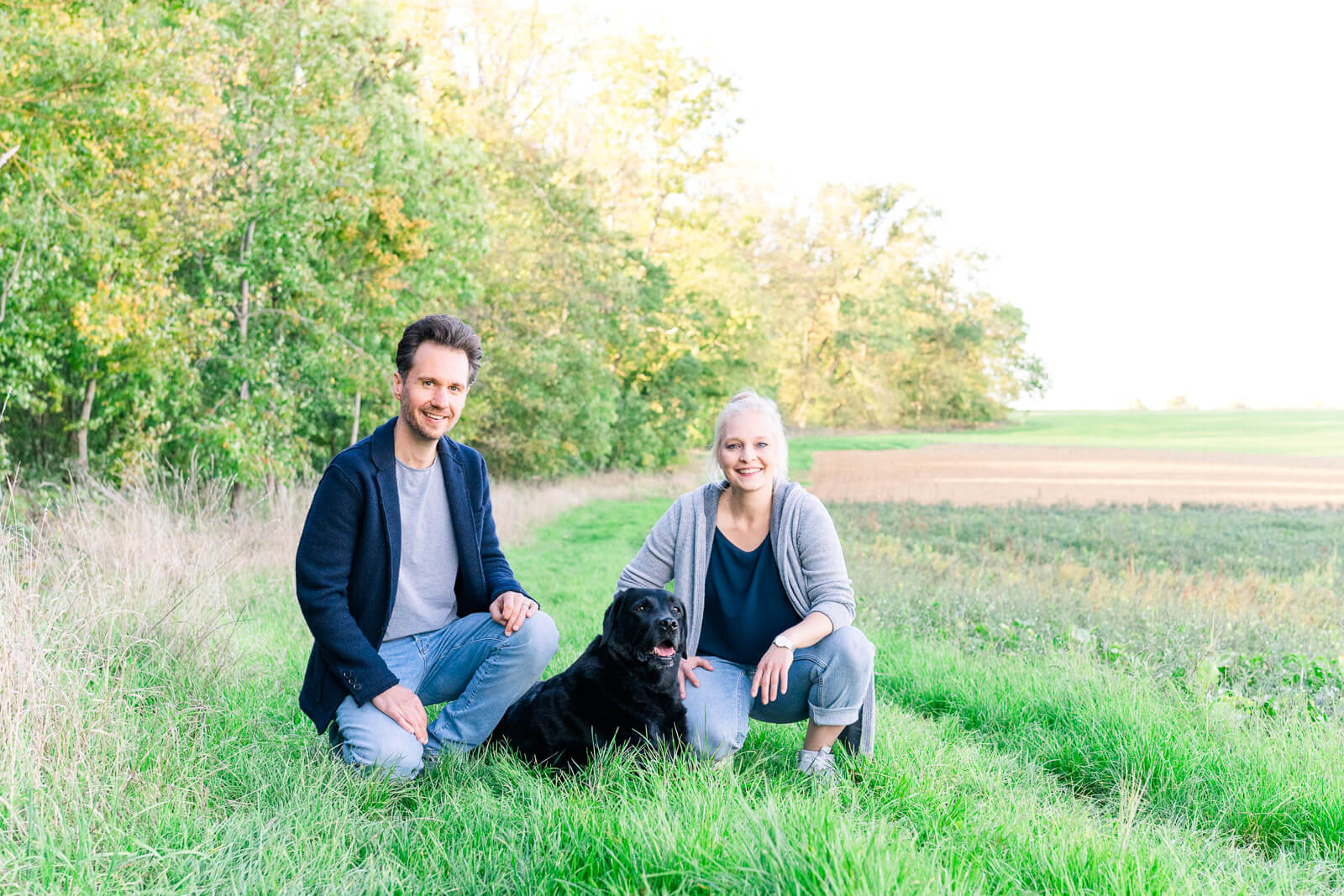 Hundefotografie Stuttgart - Paar mit Hund in Natur