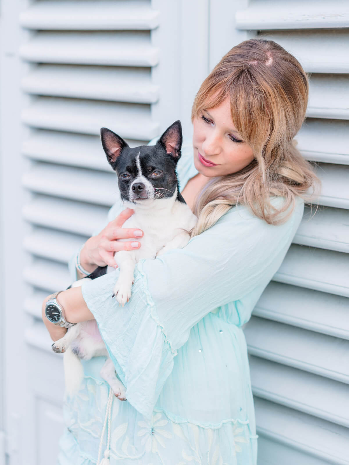 kleiner Hund mit Frauchen Portrait